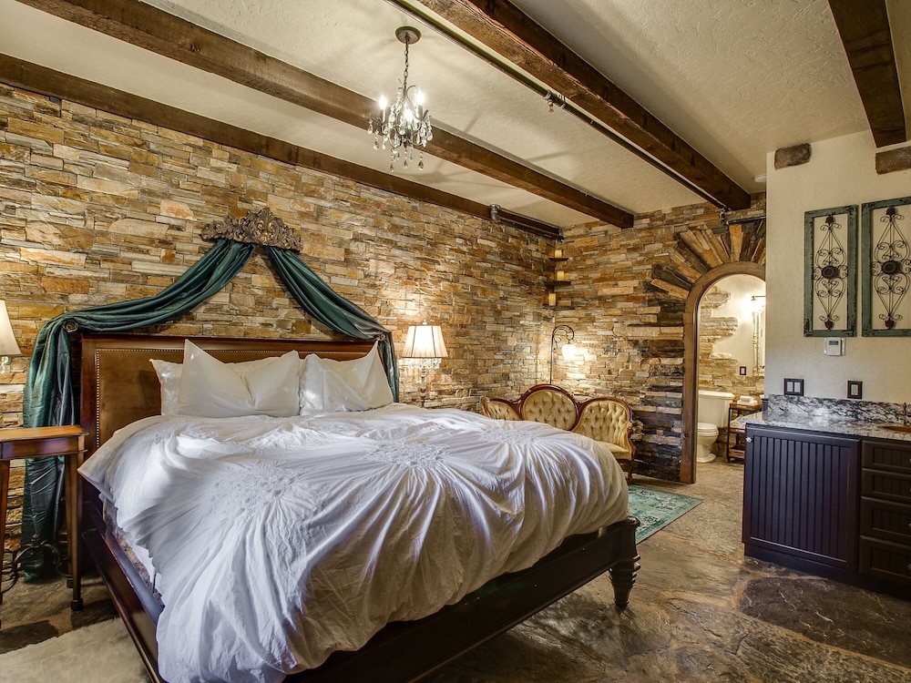 Storybook Riverside Inn - photo 5