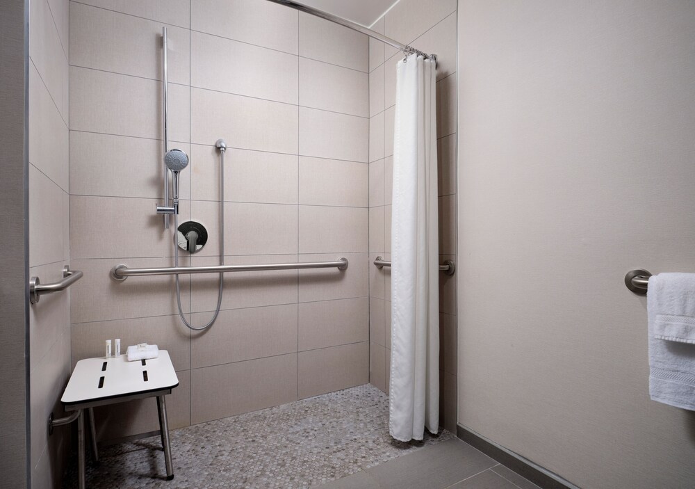 Sheraton Grand Rapids Airport Hotel - photo 12