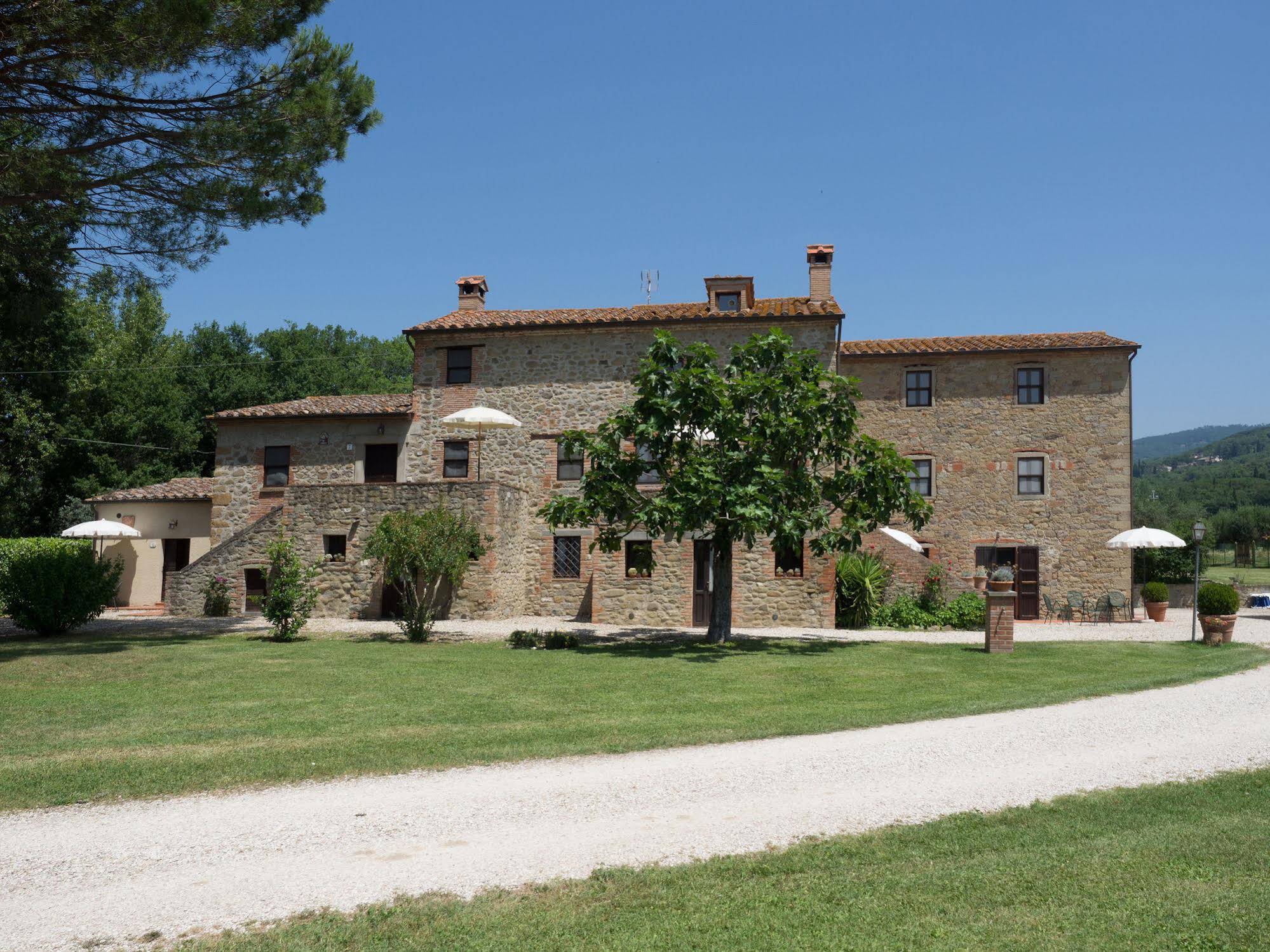 Il Piratello Agriturismo Baldeschi — 4-Star Luxury Hotel in Tuoro Sul Trasimeno, Italy