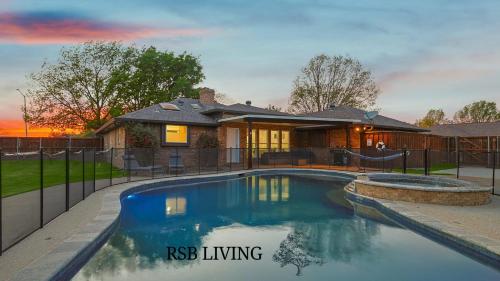 Gorgeous 4BR Holiday Home with Huge Yard and Pool — 4-Star Luxury Hotel in Denton, United States