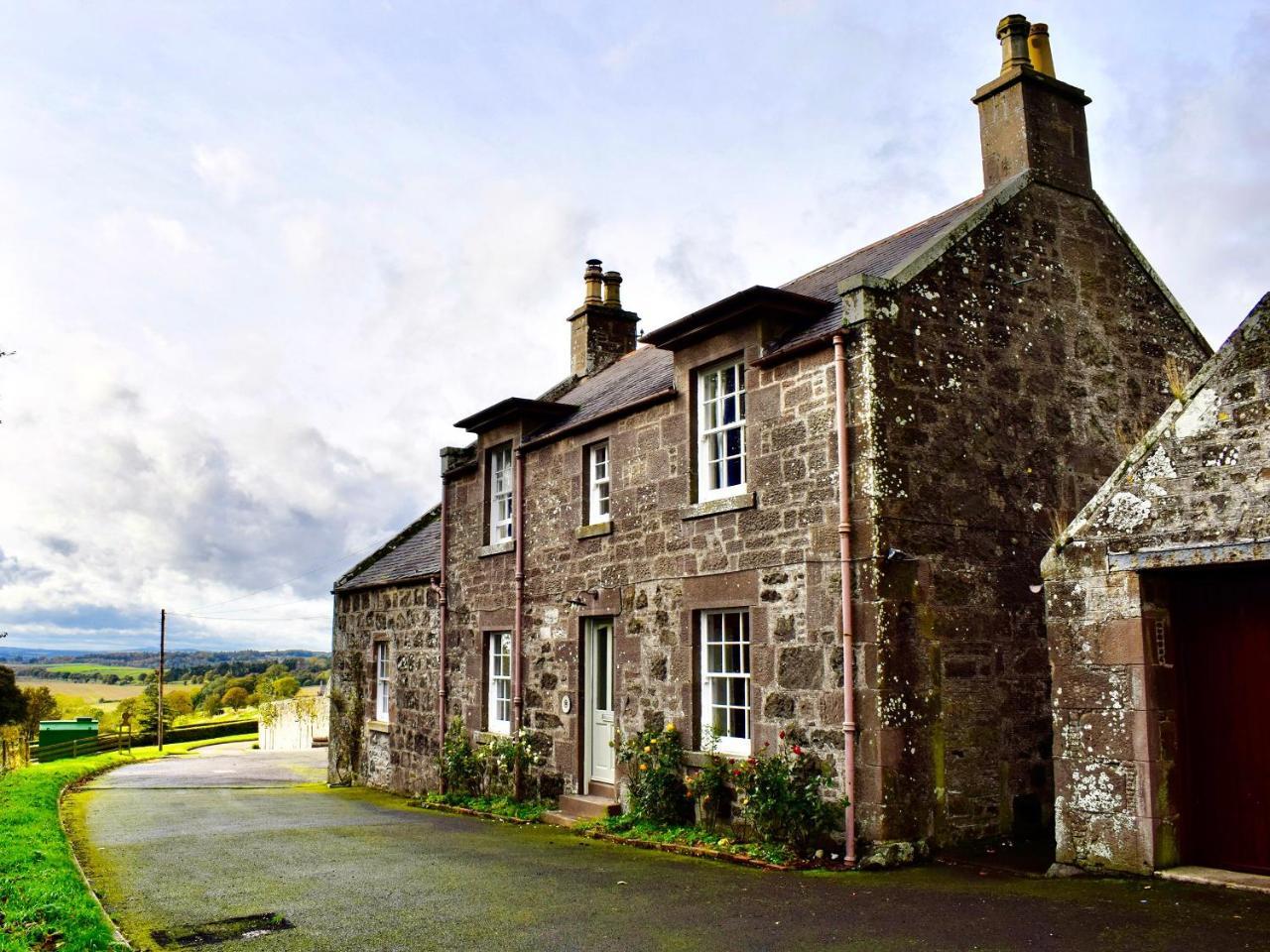 Straton Cottage — 4-Star Luxury Hotel in Saint Cyrus, United Kingdom