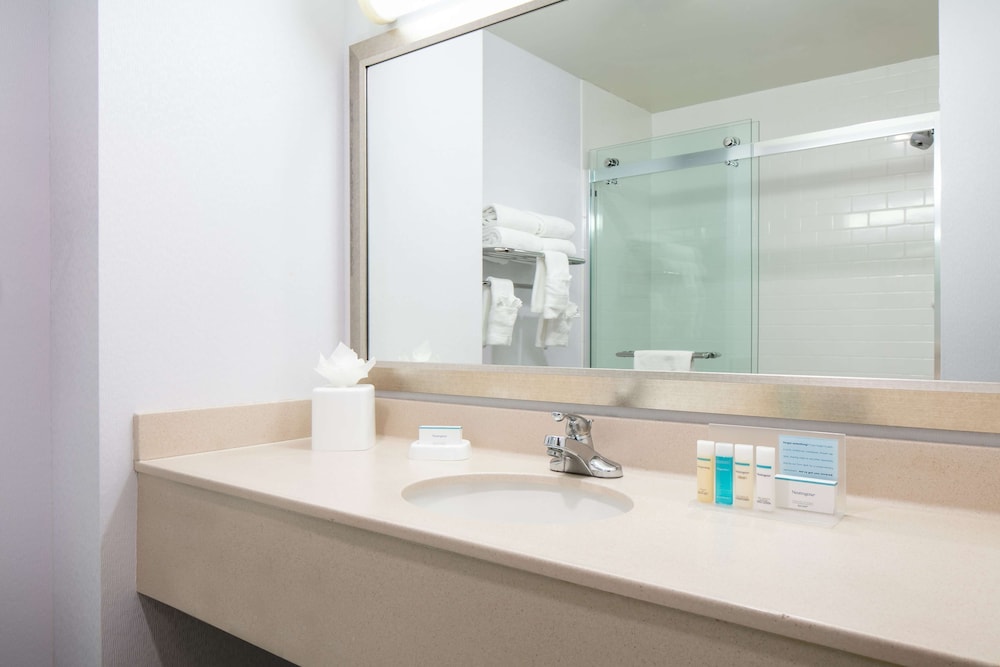 Hampton Inn Council Bluffs - photo 13