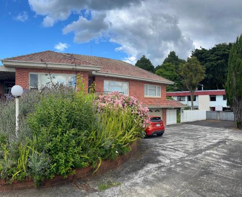 Serene Home Close to Everything — 4-Star Luxury Hotel in Auckland, New Zealand