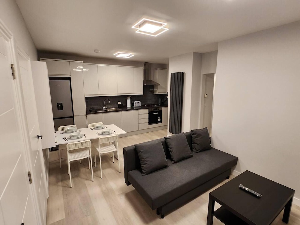 Beautiful 2 bed Apartment in London Sleeps 6 — 4-Star Luxury Hotel in London, United Kingdom