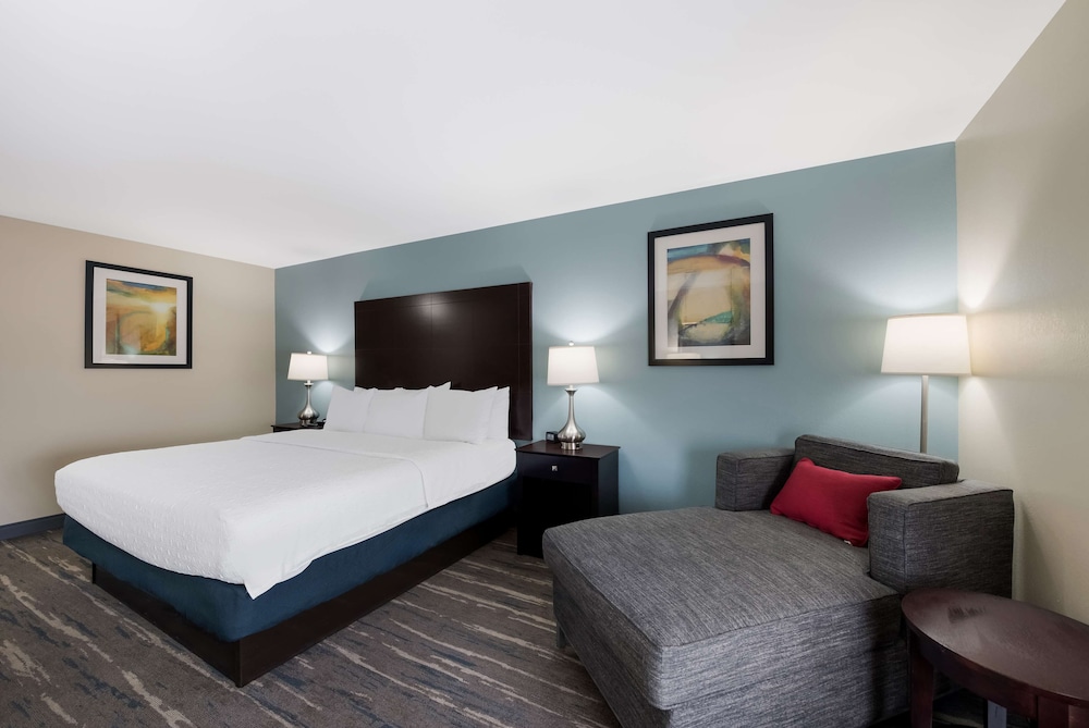 Hampton Inn Marshall - photo 11