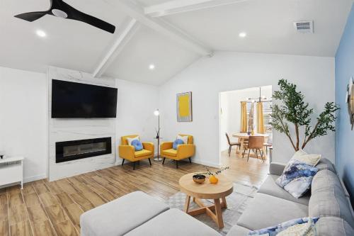 Best of Desoto 4BR 3BA with Pool HotTub Cinema — hotel in Desoto