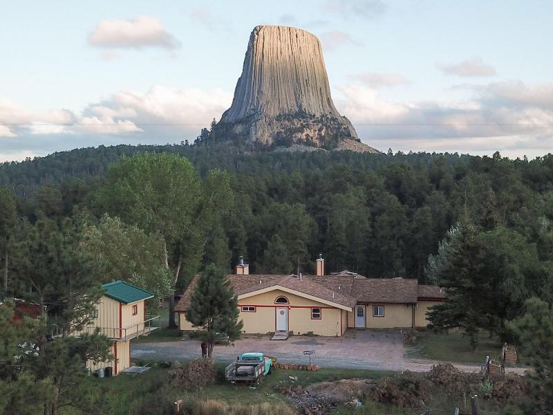Devils Tower Lodge - carbon neutral hotel in Wyoming