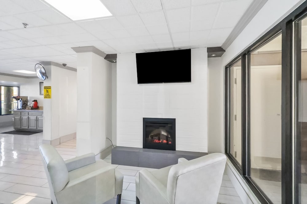 Red Roof Inn & Suites Fayetteville Fort Bragg - photo 2