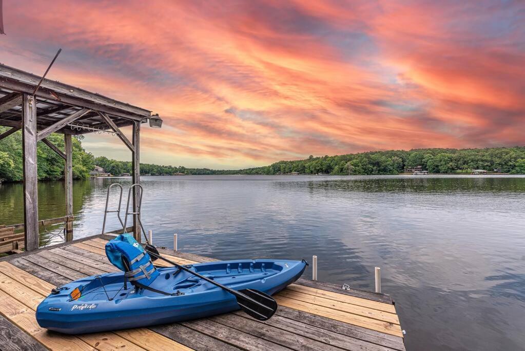Lake Gaston Duo Kayaks and Dock Duplex 4000 sq ft — 4-Star Luxury Hotel in Bracey, United States