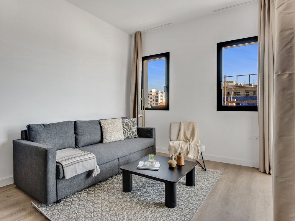 Sanders Crystal 2 Humble 1 bdr Apt With Shared Rooftop