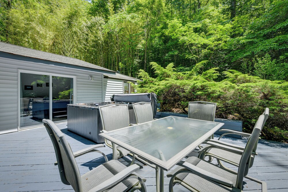 Fireside Relaxation Smoky Mountain Gem with Hot Tub in Franklin, United States