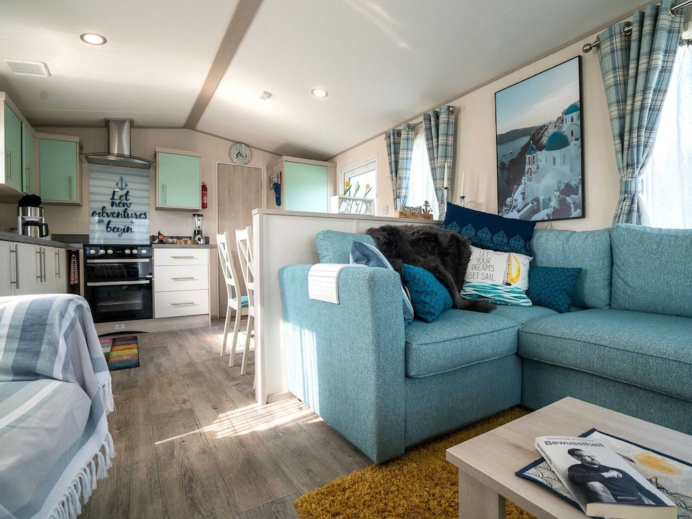 Chalet in Oostkapelle near the Beach — 4-Star Luxury Hotel in Oostkapelle, Netherlands