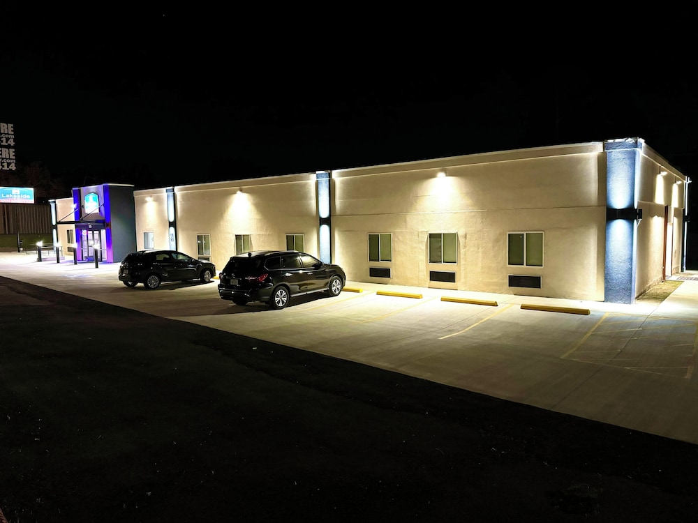 Lakeside Inn and Suites - photo 31
