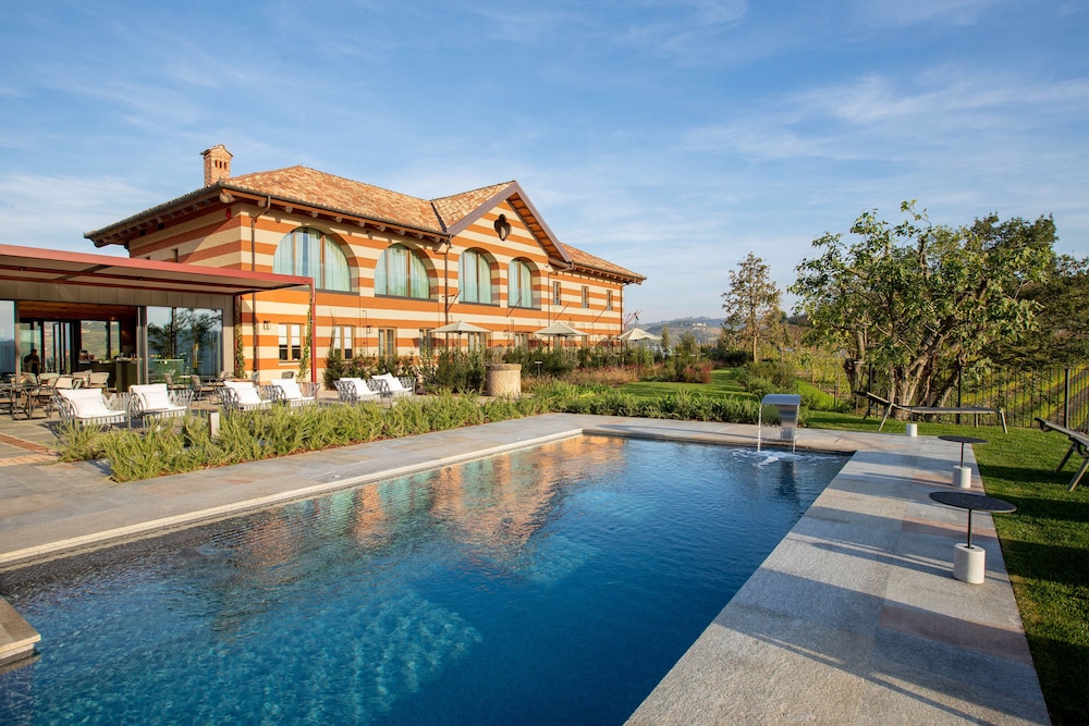 Villaggio Narrante Cascina Galarej — 4-Star Luxury Hotel in Mussotto, Italy