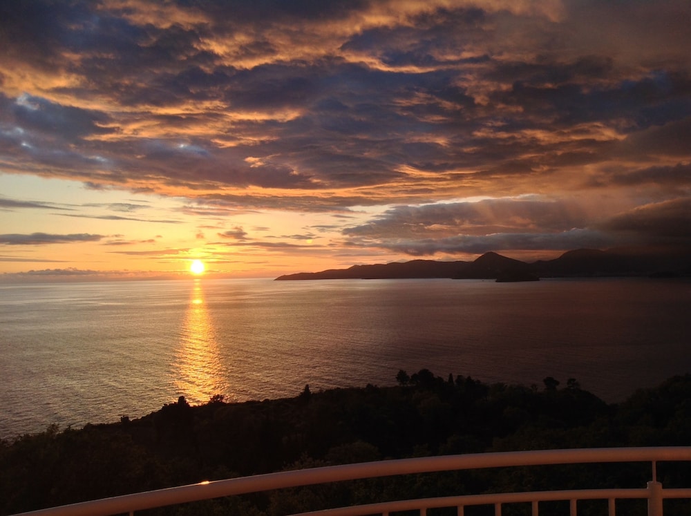 Sunset Residence — 4-Star Luxury Hotel in Petrovac Na Moru, Montenegro