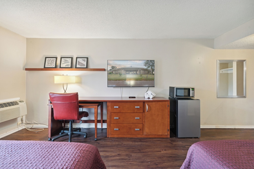 Days Inn by Wyndham Toledo - photo 29