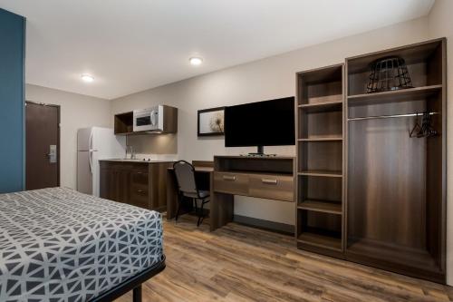 WoodSpring Suites Corona - photo 10