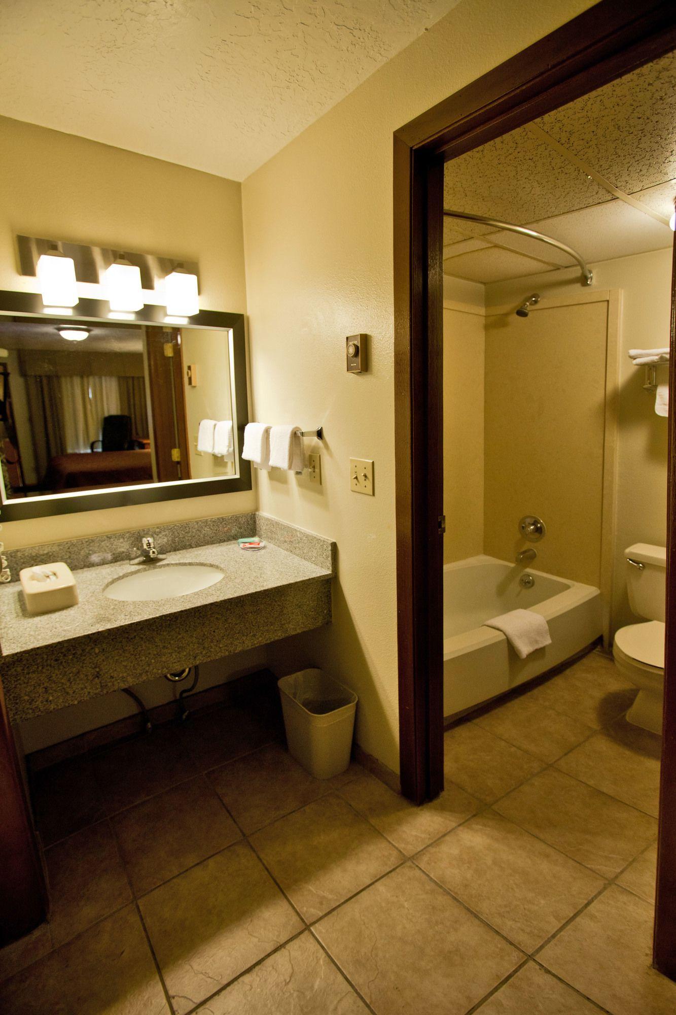 Econo Lodge Downtown - photo 7