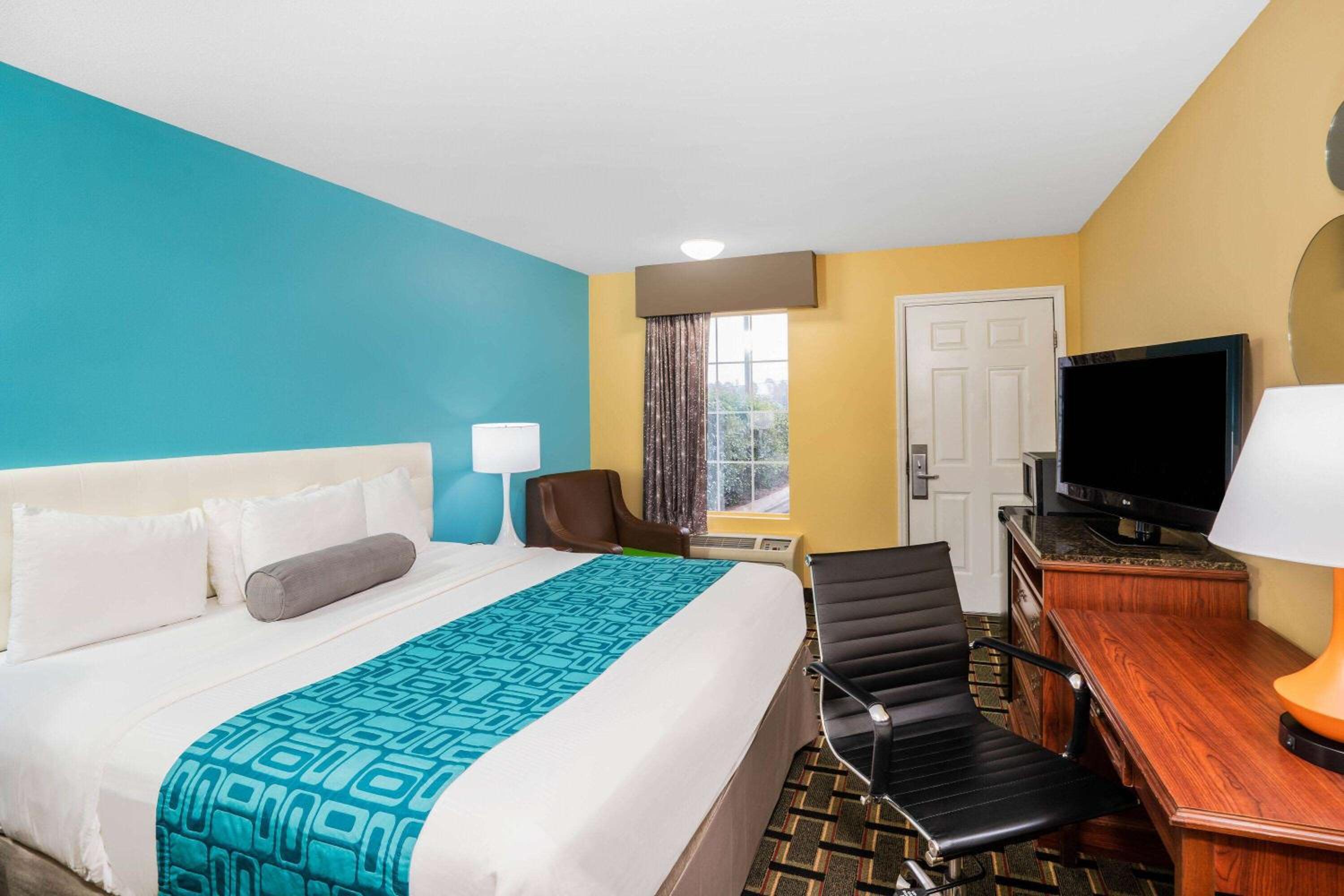 Howard Johnson by Wyndham Dalton - photo 11