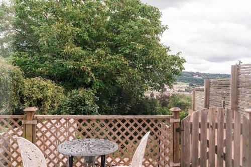 Garden Flat with Bath Skyline Views & Private Patio — 4-Star Luxury Hotel in Bath, United Kingdom