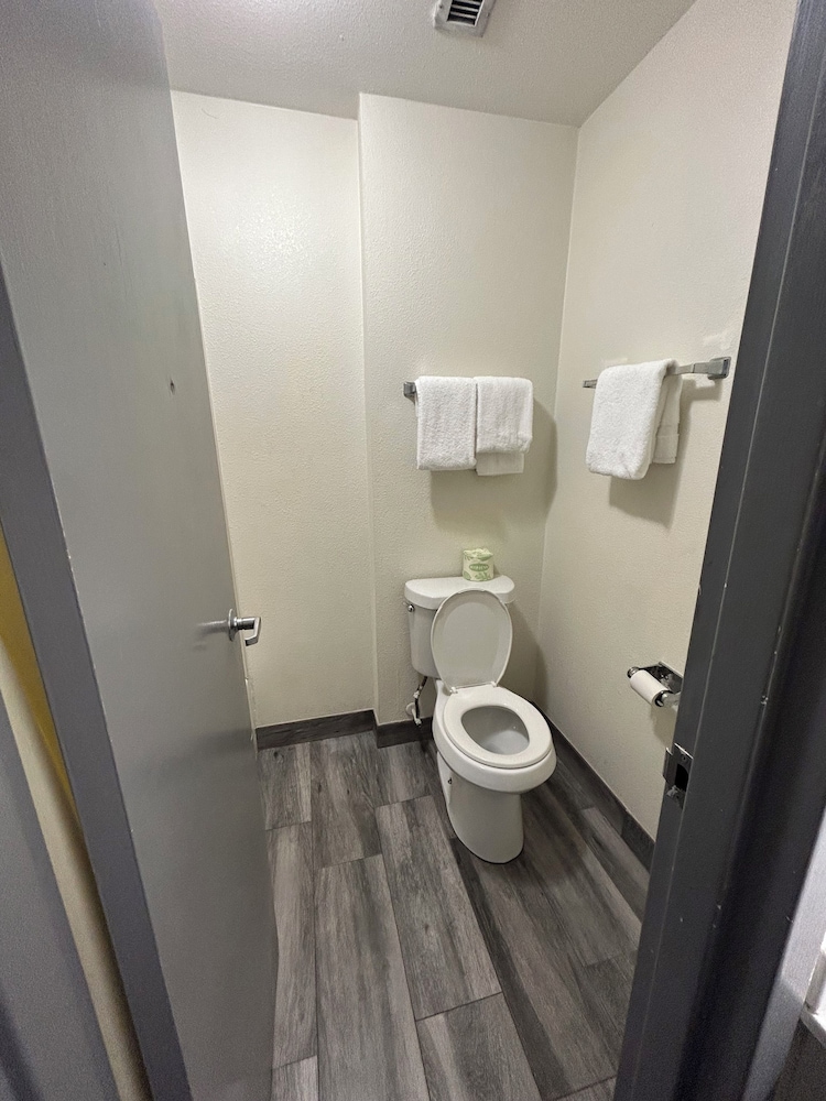 Clarion Pointe Greensboro Coliseum Area - photo 20