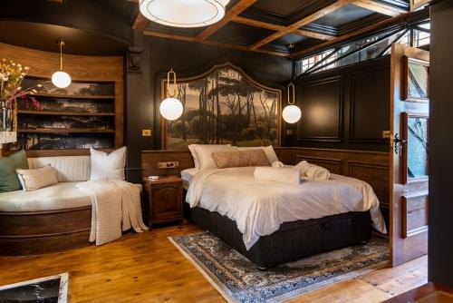 Muizenberg Gem 2BR Classic Elegance — 4-Star Luxury Hotel in Cape Town, South Africa