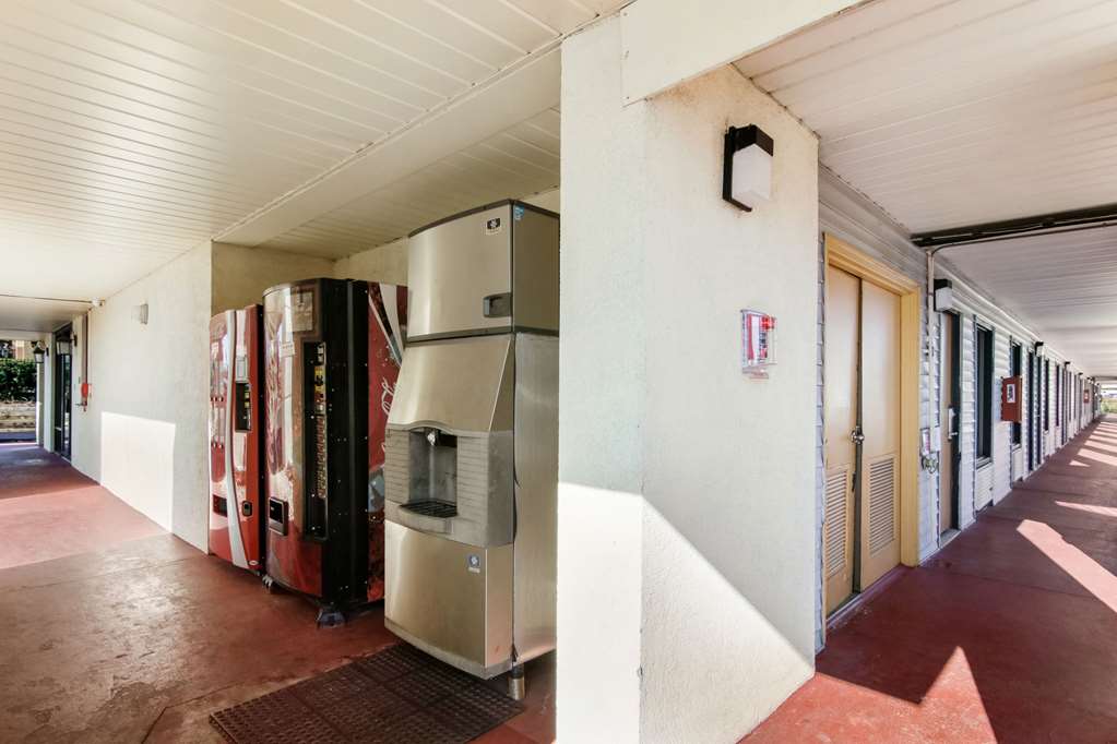 Econo Lodge Conyers - photo 25
