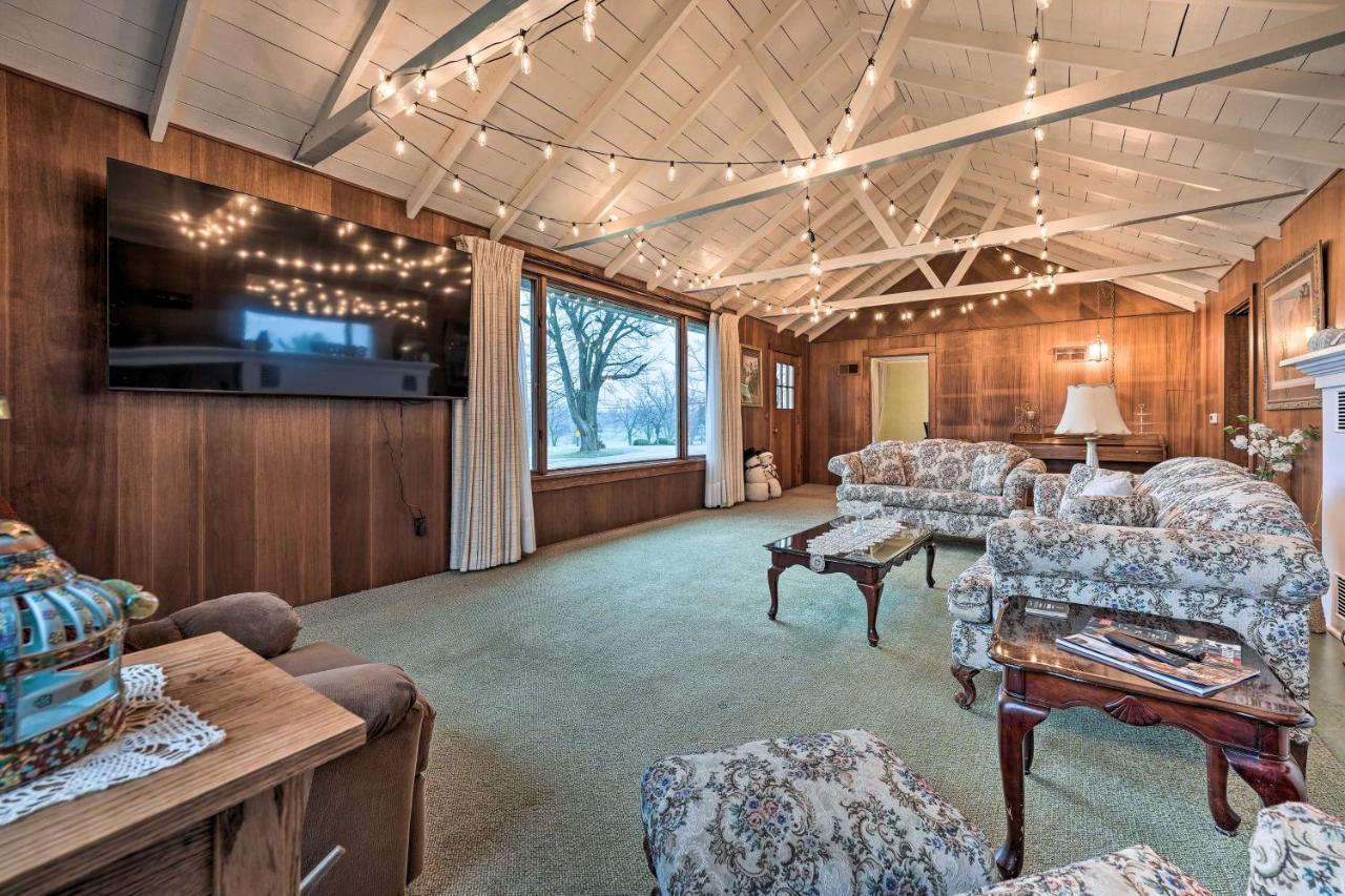 Cozy Hillsdale Home about 1 Mi to Baw Beese Lake — 4-Star Luxury Hotel in Hillsdale, United States