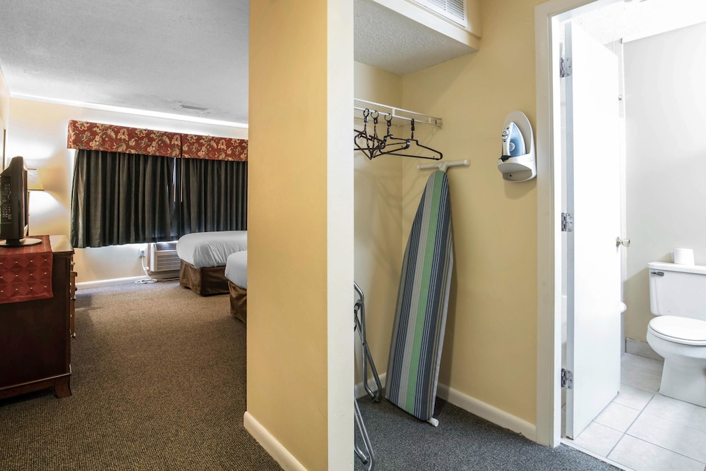 Econo Lodge Inn & Suites Tilton - photo 37