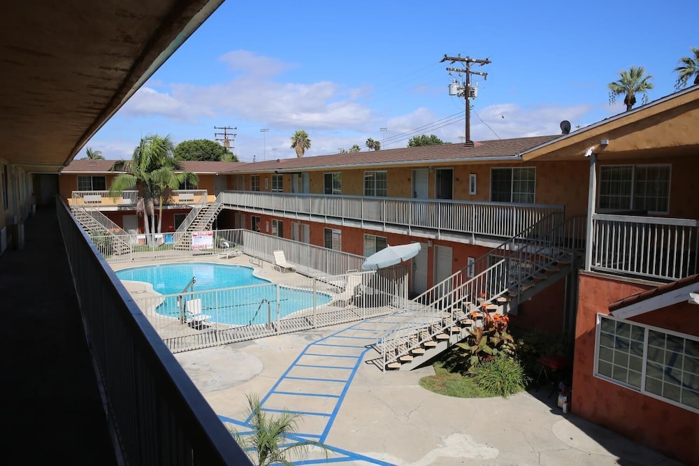 Chateau Inn and Suites - photo 22