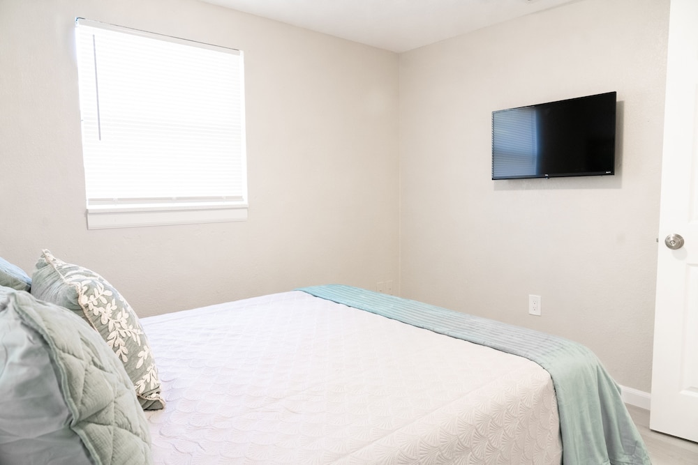 University Serenity Suites 15th - photo 2