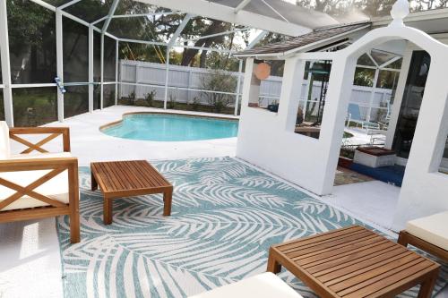 Wave Cave Beach Heated Pool BBQ Family Friends Fun — 4-Star Luxury Hotel in St. Petersburg, United States