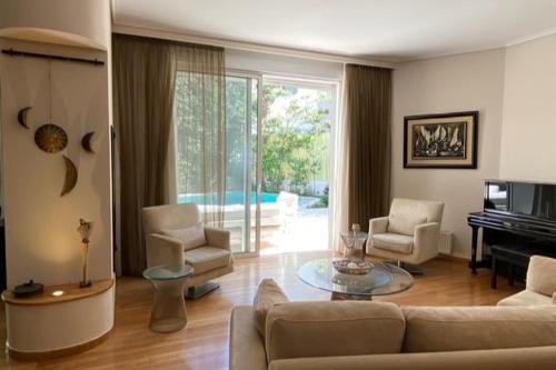 Elegant villa with pool in Athens Riviera — 4-Star Luxury Hotel in Athens, Greece