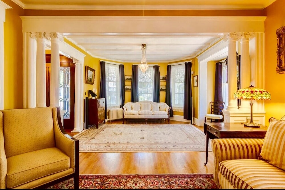 1000 Islands B&B The Bulloch House — 4-Star Luxury Hotel in Gananoque, Canada