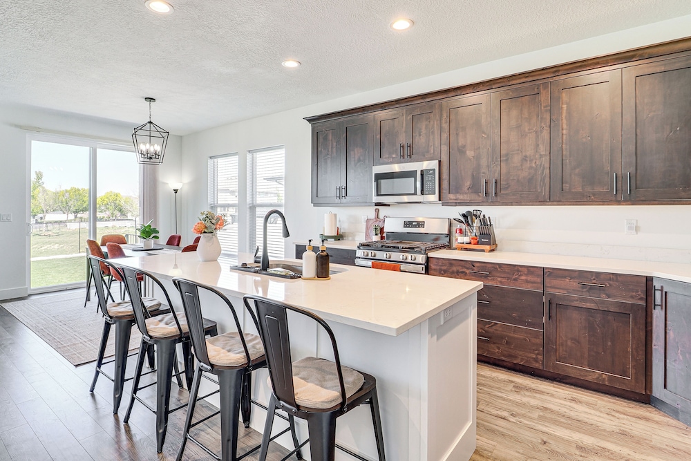 6 Mi to Great Salt Lake: Mtn view Retreat — hotel in Tooele