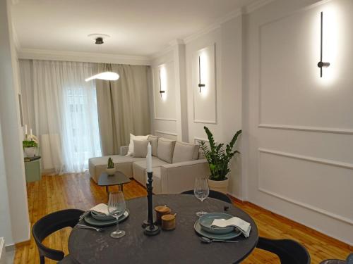 Stylish modern classic apartment — 4-Star Luxury Hotel in Thessaloniki, Greece