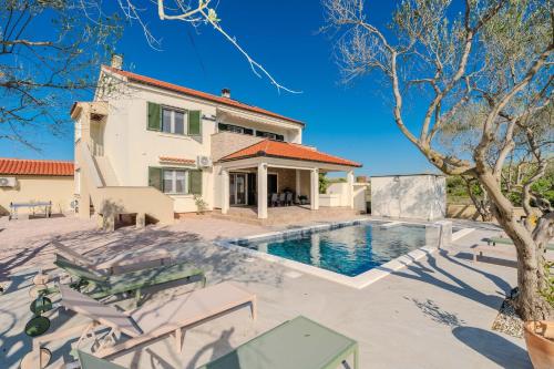 Villa Danica — 4-Star Luxury Hotel in Privlaka, Croatia