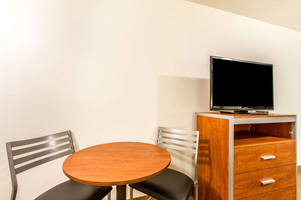 Econo Lodge Inn & Suites Pekin Peoria Area - photo 12