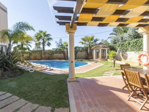 Casa Campo in Guia with 4 bedrooms sleeps 8 AcWiFi and private pool — 4-Star Luxury Hotel in Guia, Portugal