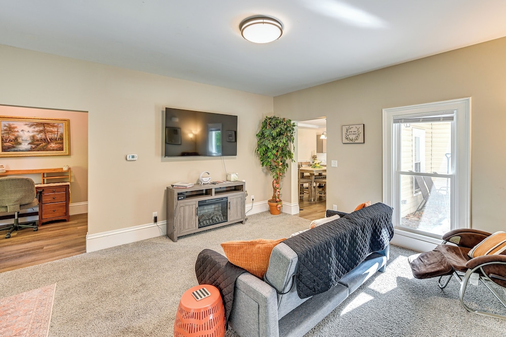 6 Mi to Notre Dame: Family Retreat w Deck & Yard — hotel in Mishawaka