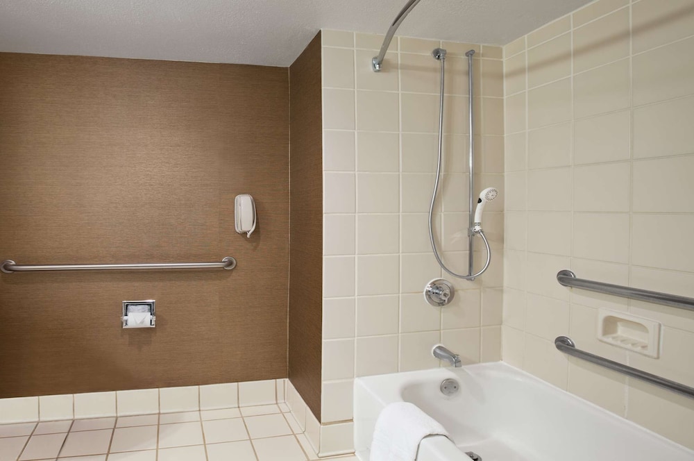 Embassy Suites by Hilton Austin Arboretum - photo 22