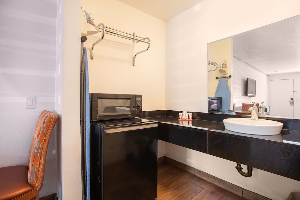 OYO Hotel Palmdale Antelope Valley - photo 22