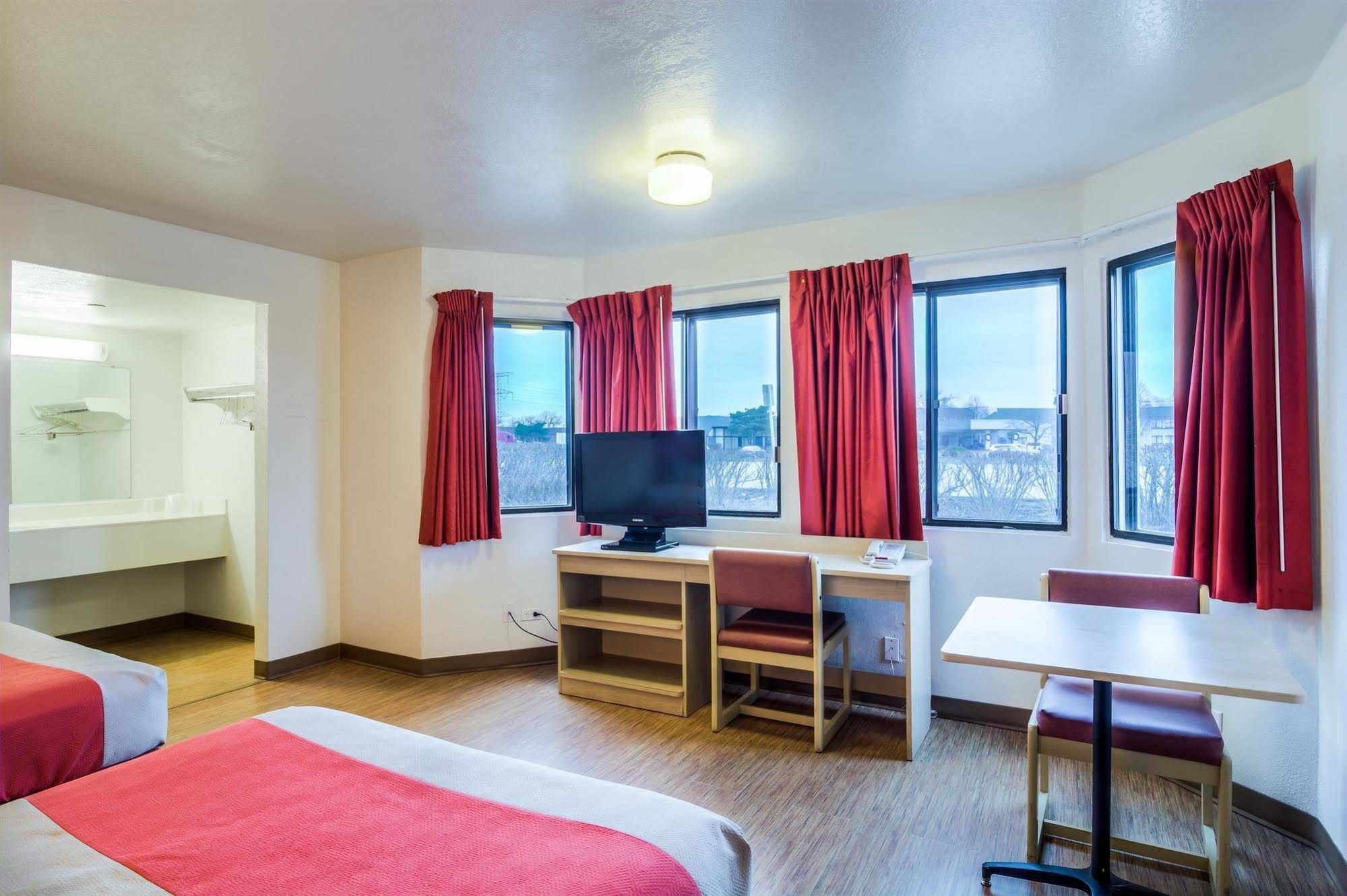 Motel 6 Chicago Elk Grove - photo 12