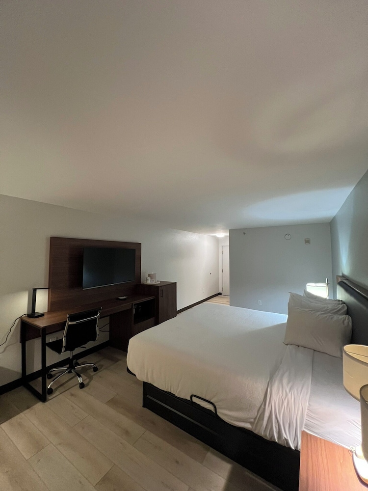 Wingate by Wyndham Dublin Near Claytor Lake State Park - photo 13