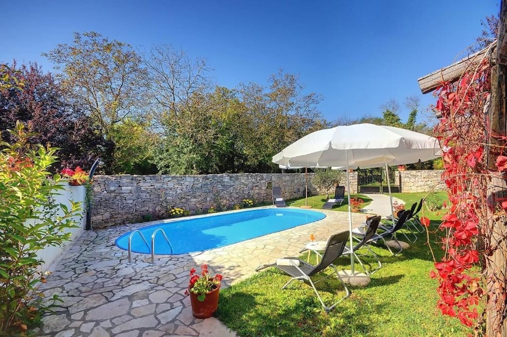 Villa Katherine with Pool and Game Room — 4-Star Luxury Hotel in Zminj, Croatia