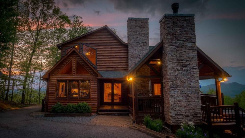 High Five Lodge — 4-Star Luxury Hotel in Blue Ridge, United States