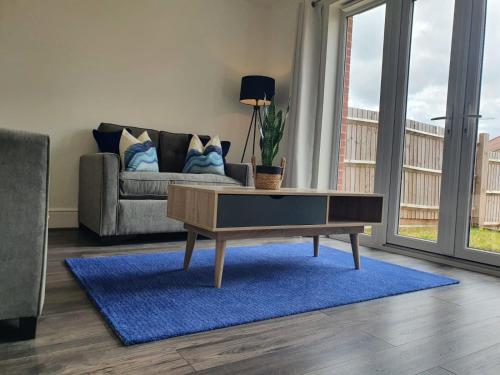 Cheerful 4 Tranquil Oasis Modern and Spacious Retreat 4 Bedroom with Private Parking and Serene Gardens — 4-Star Luxury Hotel in Luton, United Kingdom