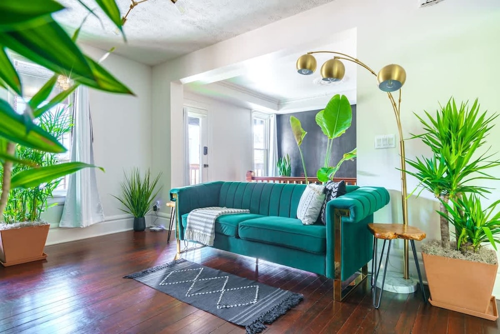Jungle House Columbus Short North Downtown Free Parking Steps to Convention Center & Nationwide Arena 2BR Luxury Home Sleeps 8 Over 5 800 Five Star Stays — 5-Star Luxury Hotel in Columbus, United States