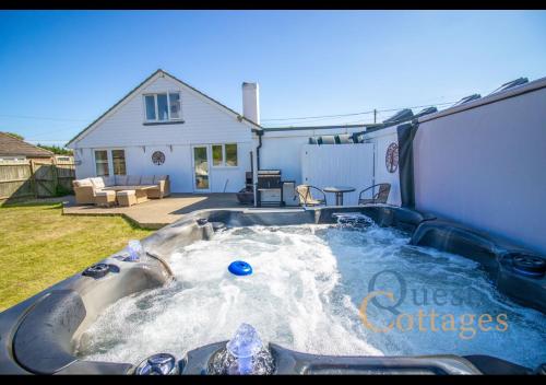 Bancroft Camber Sands East Sussex Hot tub parking for 6 cars dog friendly in Camber, United Kingdom