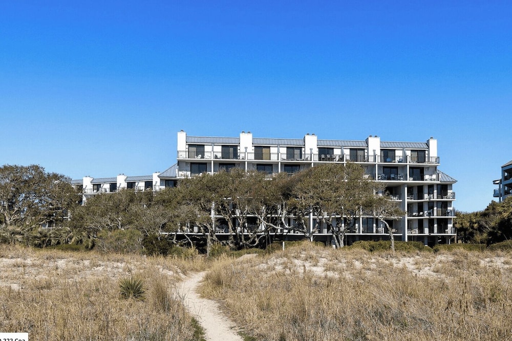 Beachfront Pool Access Balcony w Oceanview 222 D Shipwatch by AvantStay — 4-Star Luxury Hotel in Isle Of Palms, United States